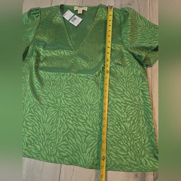 Michael Kors Green V-Neck Short Sleeve Blouse Size L NWT - Picture 6 of 7